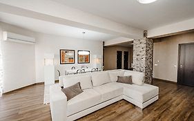Spacious Apartment Close To Valea Trandafirelor Park!